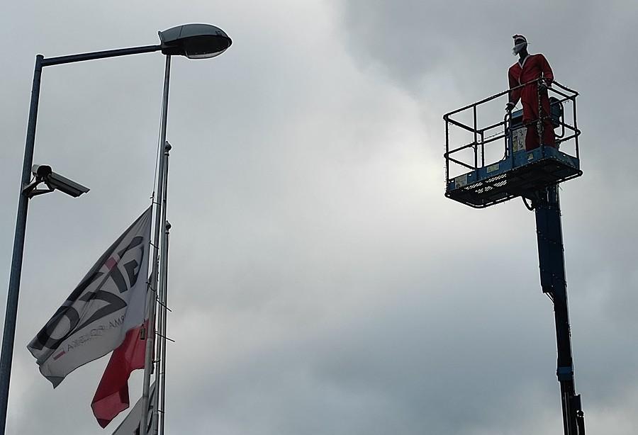 Jak co roku w Swadzimiu jedna z firm na podnośniku umieściła Mikołaja