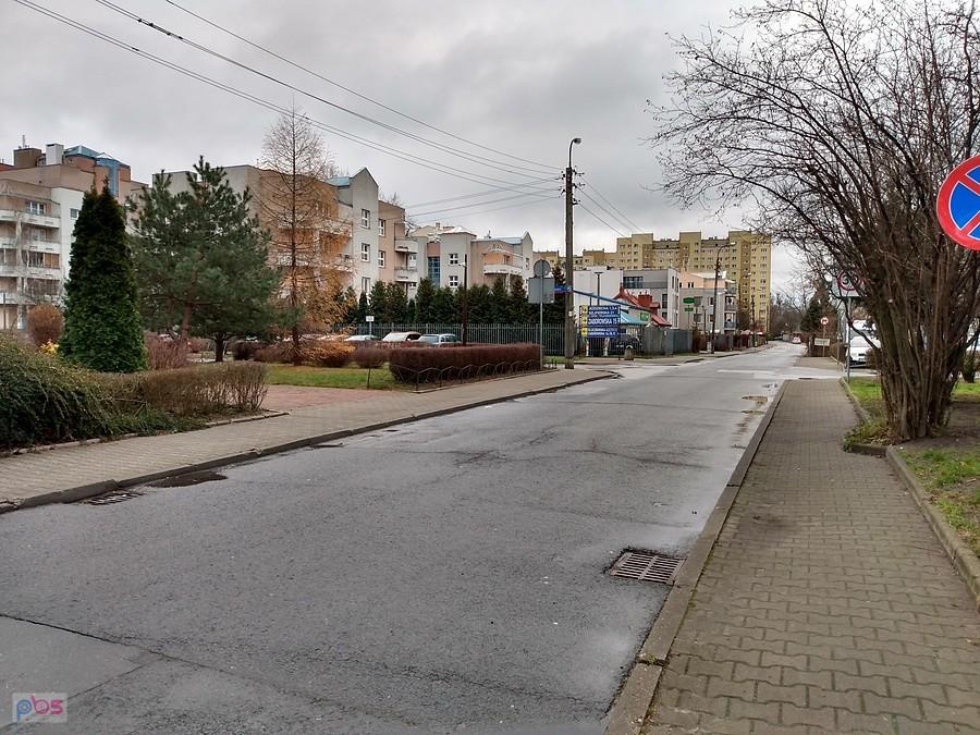 Osiedlowa uliczka, podobnie jak pogoda, mało świąteczna