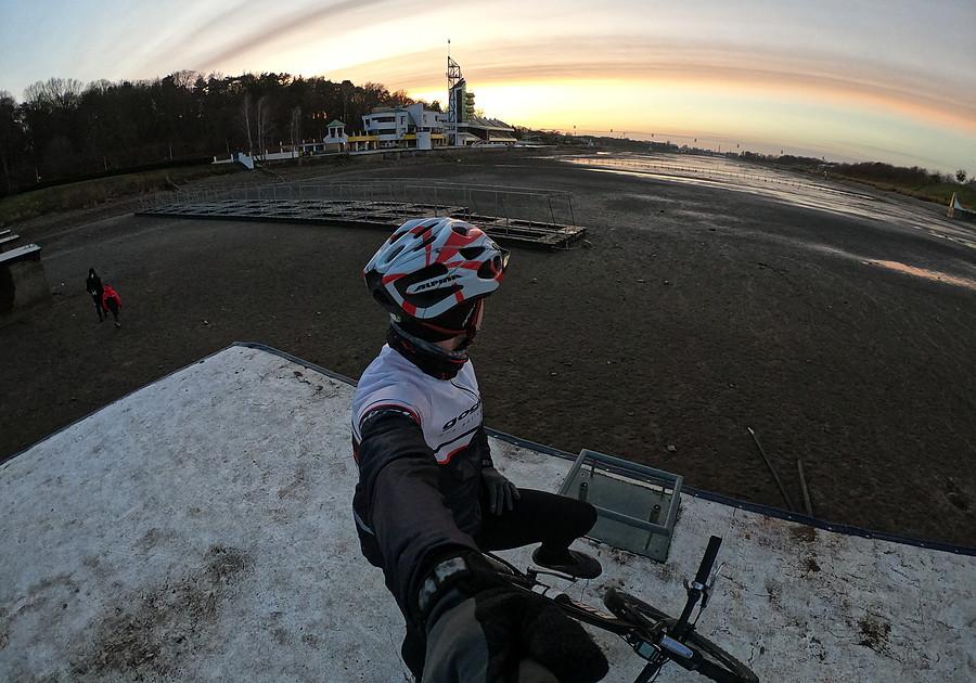 Dzień zachodzi nad Maltą ze spuszczoną wodą