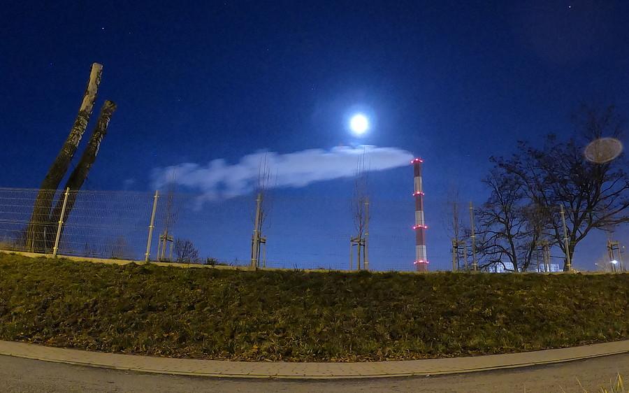 Księżyc i komin Elektrociepłowni Karolin - widać że troszkę powiewało