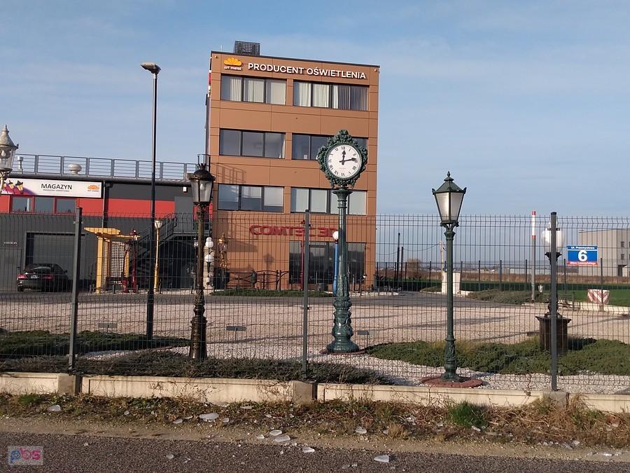 Nawet zegar się obudził na chwilę i "przeszedł" 14 minut