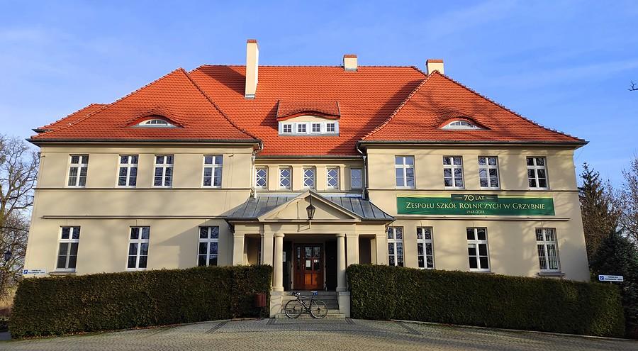 Dworek w Grzybnie, aktualnie Zespół Szkół Rolniczych