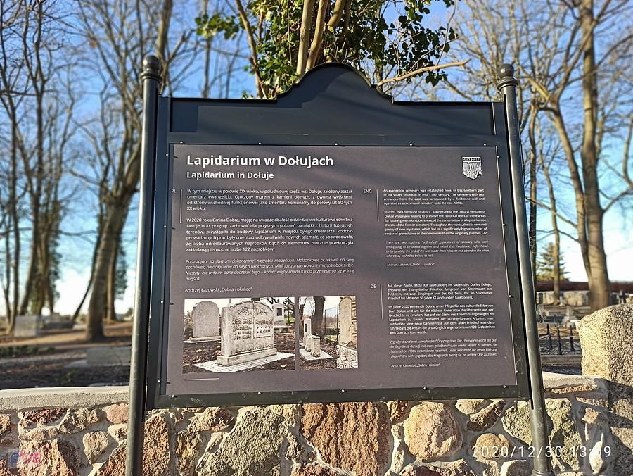 Pamiątkowa tablica przy Lapidarium.