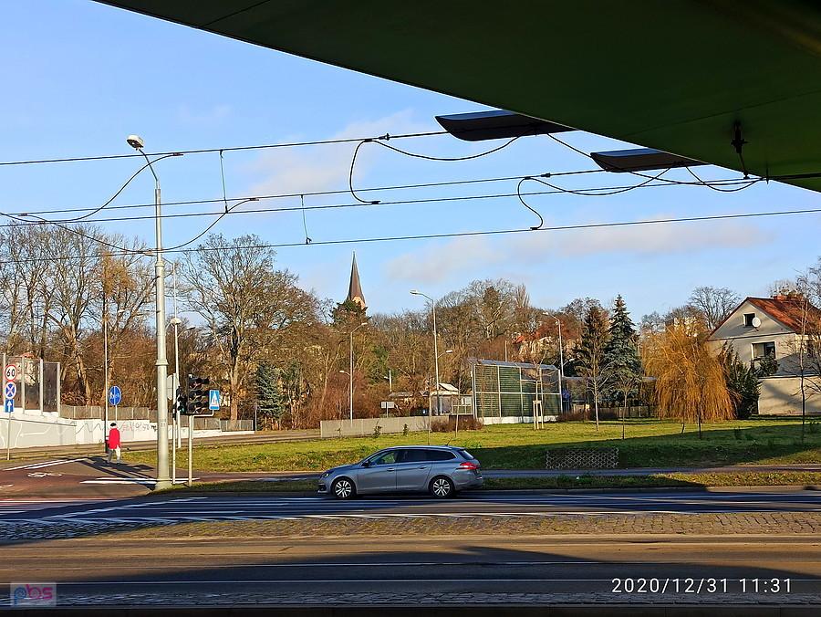 W oddali wieża kościoła z ul. Broniewskiego.
