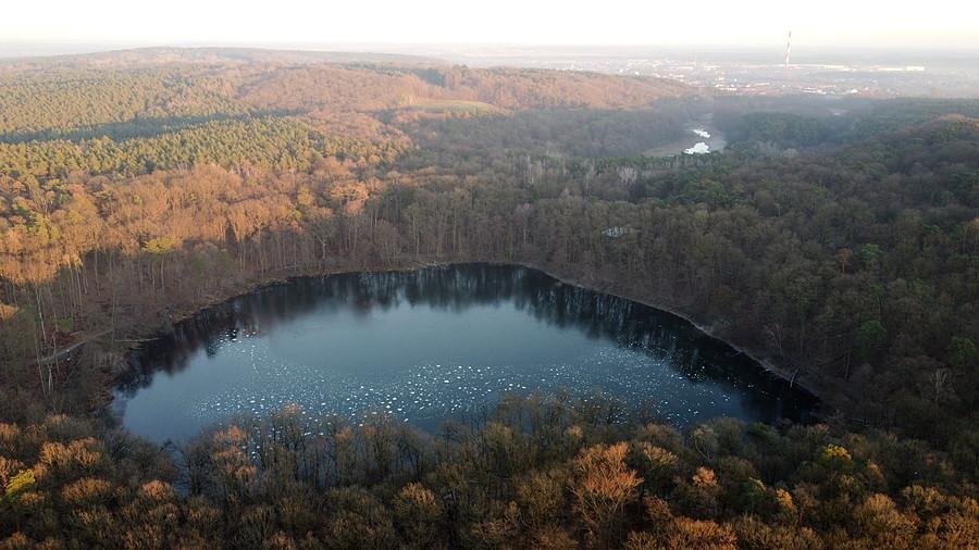 Troszkę zmrożony Kociołek w całej okazałości, w głębi wysychające Jezioro Budzyńskie