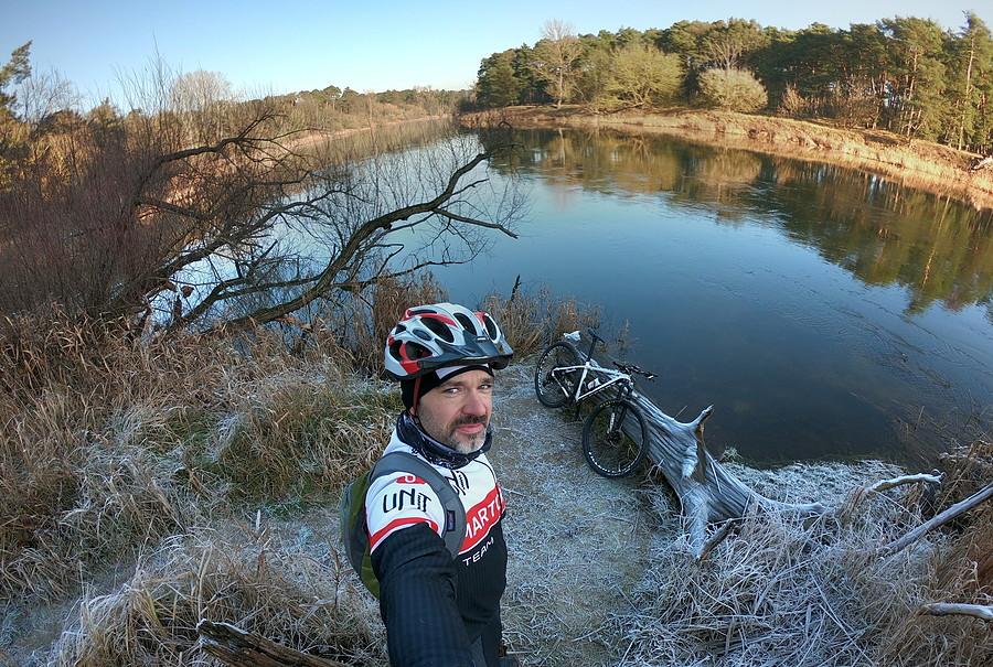 Mieszanka mroziku, słońca i rasowego bikera MTB nad Wartą