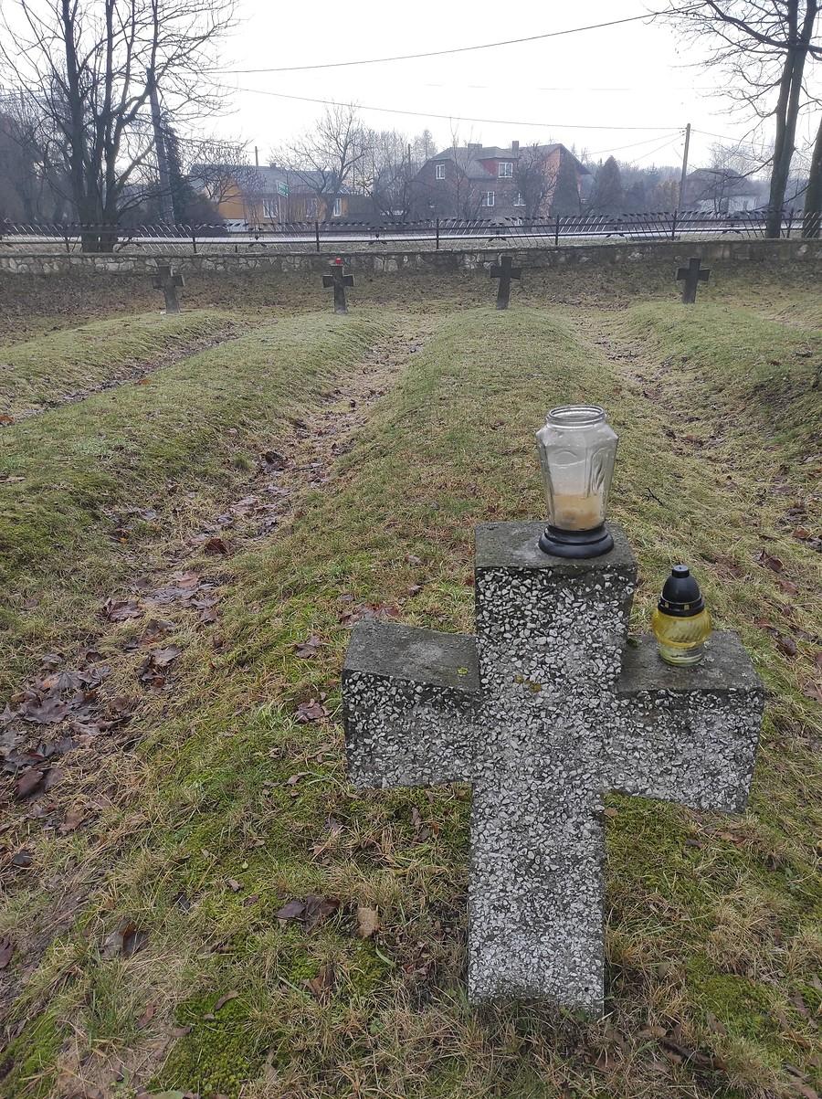 Krzyże na cmentarzu wojennym w Pilicy