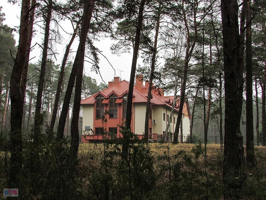 Schowany na leśnej polanie w Anielinie - Dom Zakonny Zgromadzenia Sióstr Franciszkanek od Cierpiących