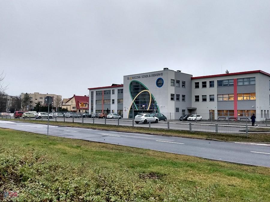 Słoneczna szkoła w pochmurny dzień