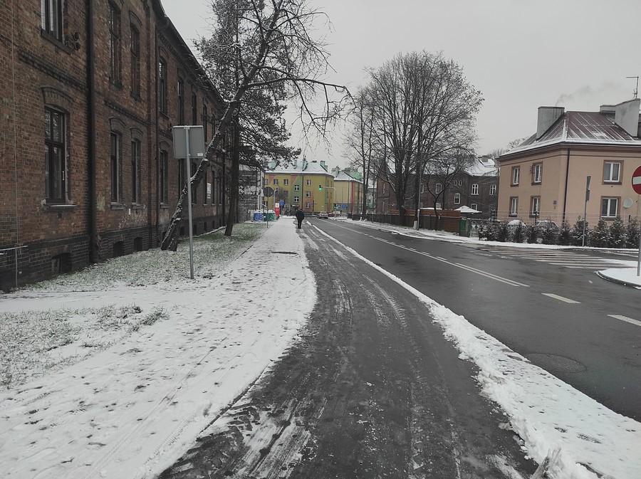 Odśnieżona droga rowerowa przy stacji kolejowej