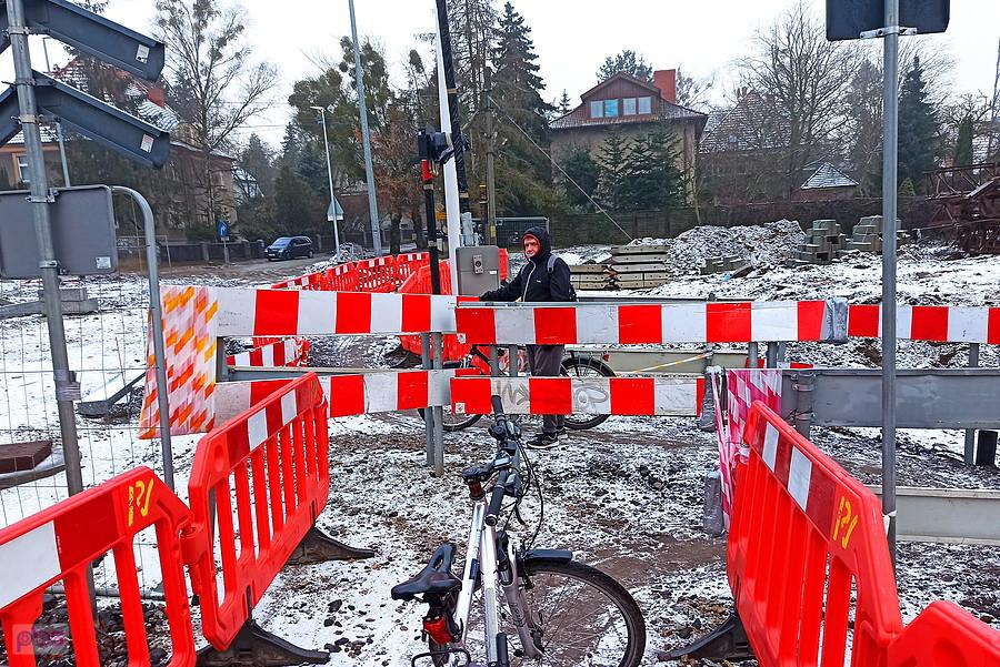 Kuba na przejściu kolejowym ul. Zaleskiego.