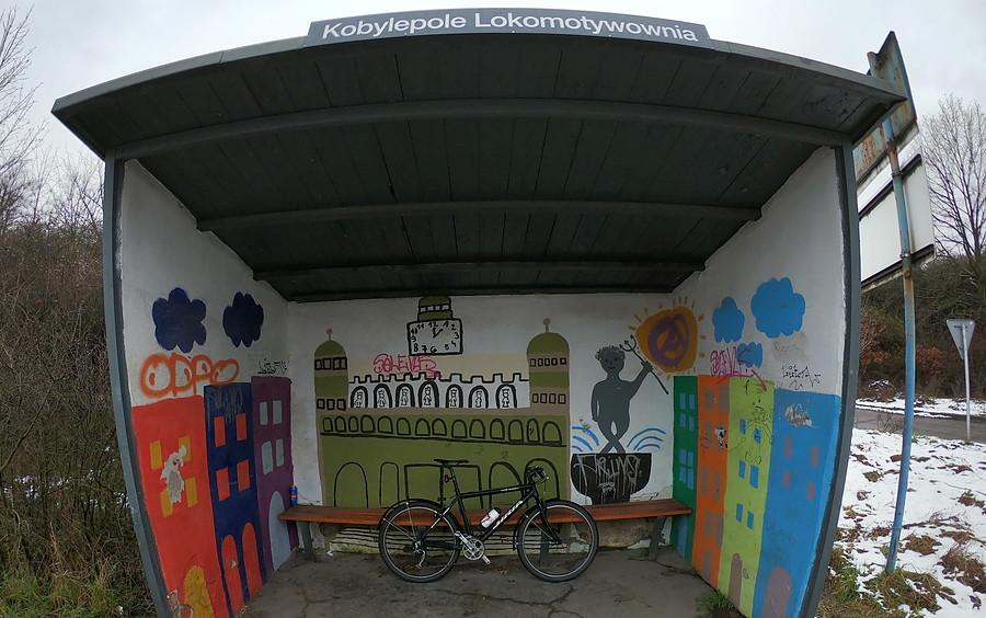 To chyba poznański ratusz, a obok niewiadomo jaki diabełek