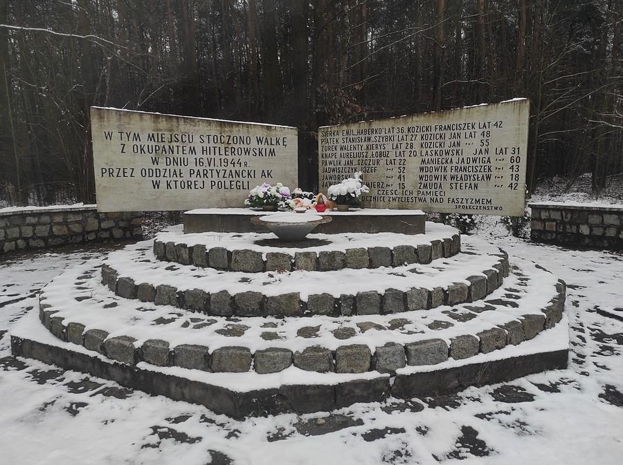 Pomnik upamiętniający miejsce walki z okupantem