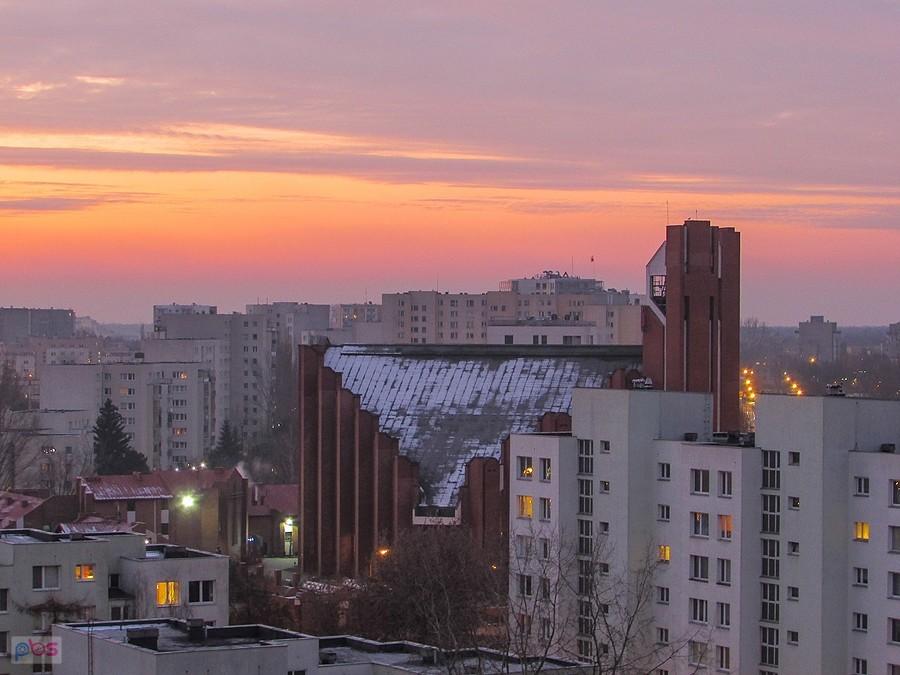 Promienie brzasku podświetlają kościół św. Tomasza Apostoła na Ursynowie