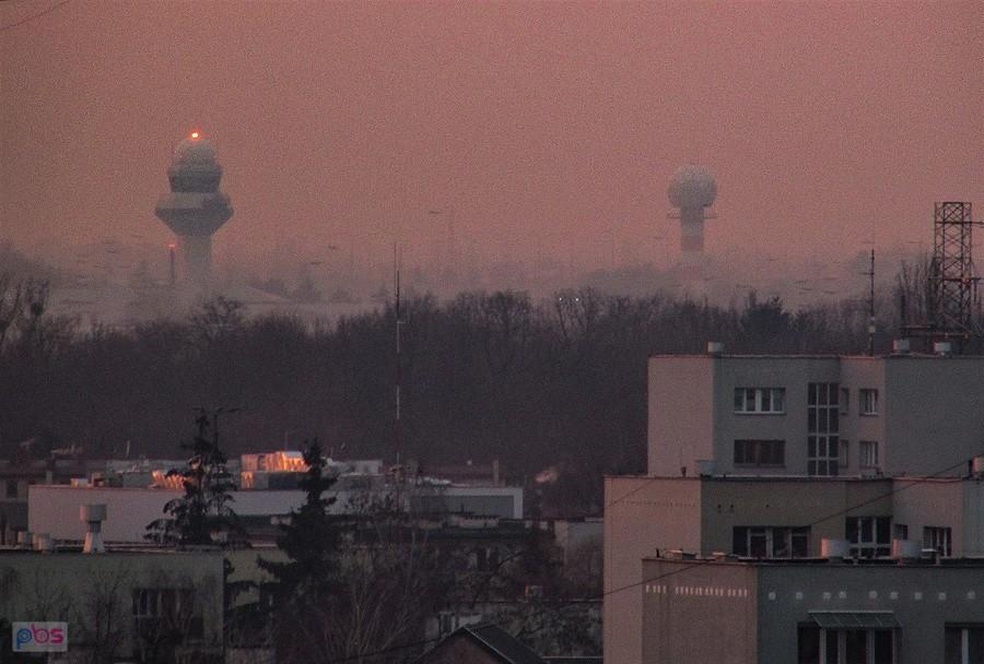 Dwie wieże, kontroli lotów i radar