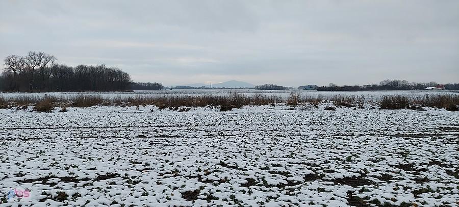 Lekkozimowy krajobraz ze Ślężą w tle