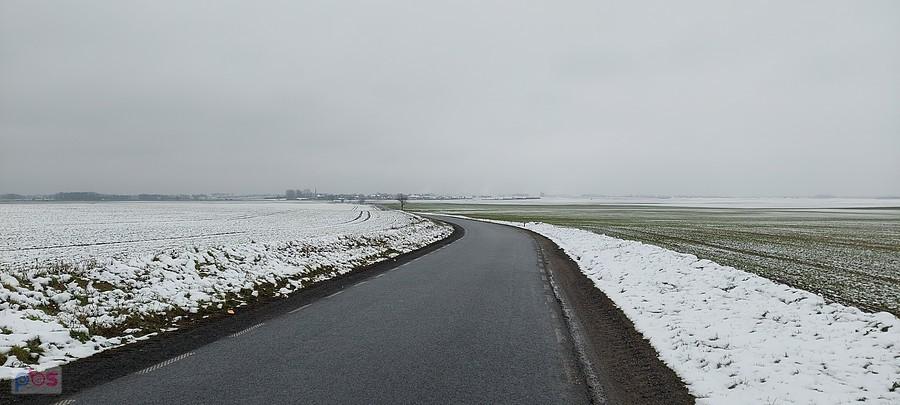 Zimowo i mgliście na szosie w kierunku Strzeganowic