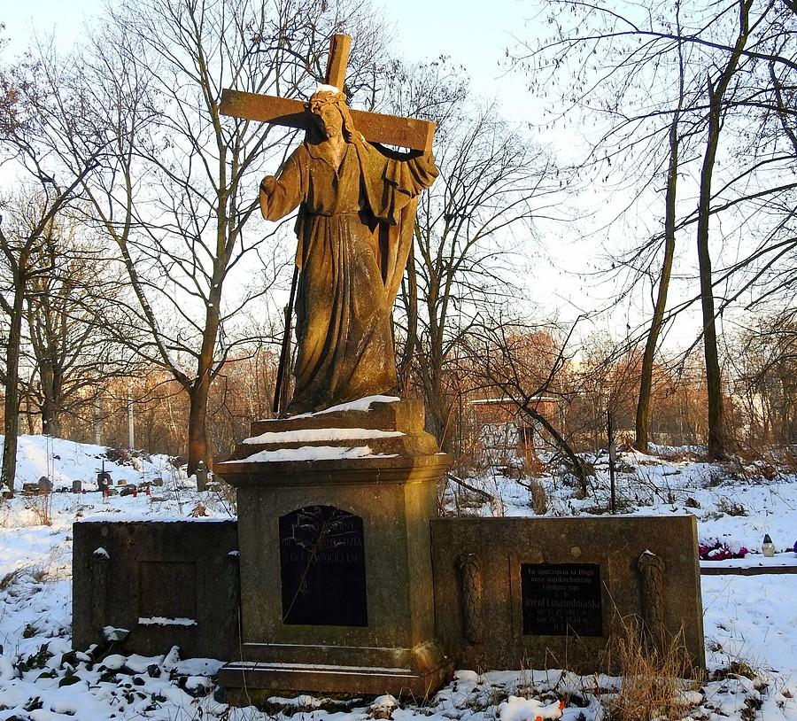 Ośnieżony Jezus, cmentarz przy Samotnej, Poznań