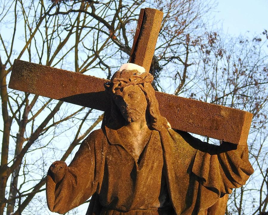 Jezus bez nosa i bez ręki, za to ze śnieżkiem, cmentarz przy Samotnej, Poznań