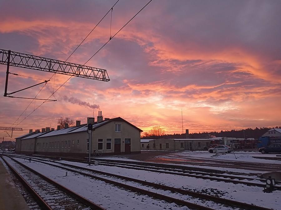 Rzepin, peron 5, wschód słońca, na termometrze -9