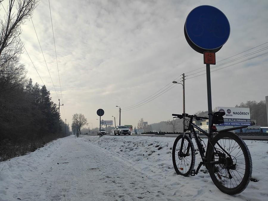 Znów się nie zawiodłem, DDR-ka w Łęczycy trzyma typowy podmiejski poziom odśnieżenia. Zerowy :)