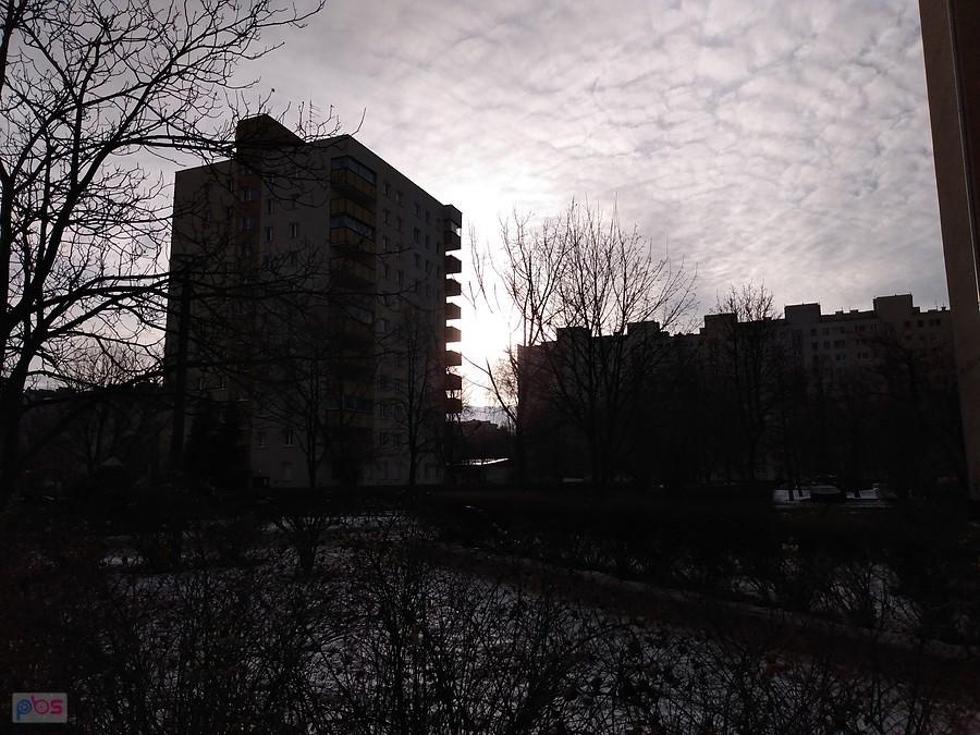 Słońce między blokami