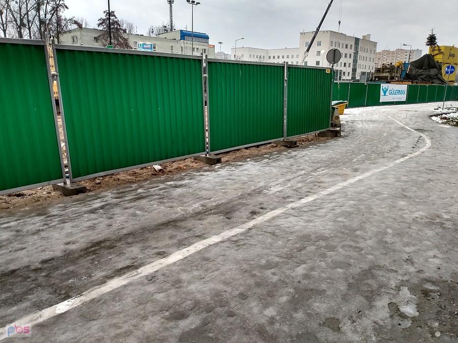 Lód polany deszczem. Nawet na nogach trudno było się utrzymać, co dopiero na kołach