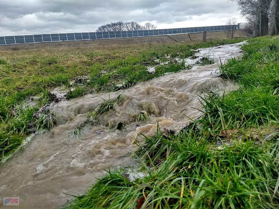 Śnieg i błoto z pól spływają