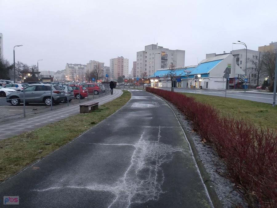 Pada coś białego