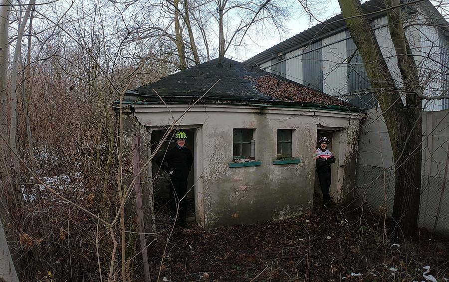 Zwiedziliśmy zrujnowany teren starej szkoły