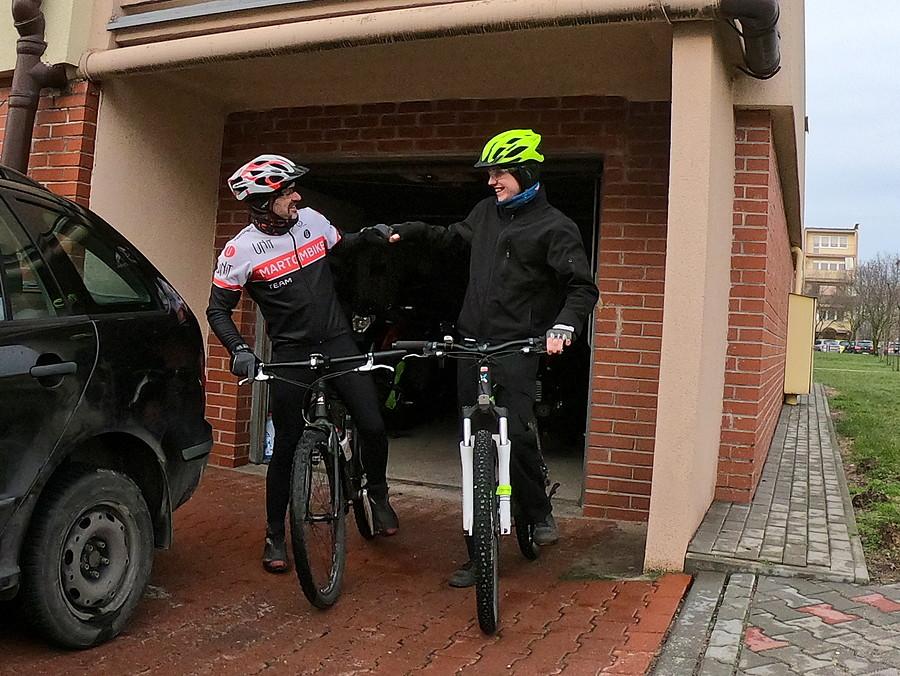 My dwaj zwarci, gotowi, żółwik i jazda