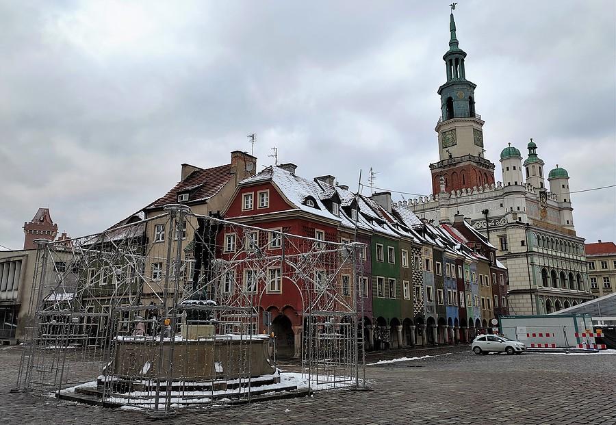 Smętny zimowy Stary Rynek w Poznaniu
