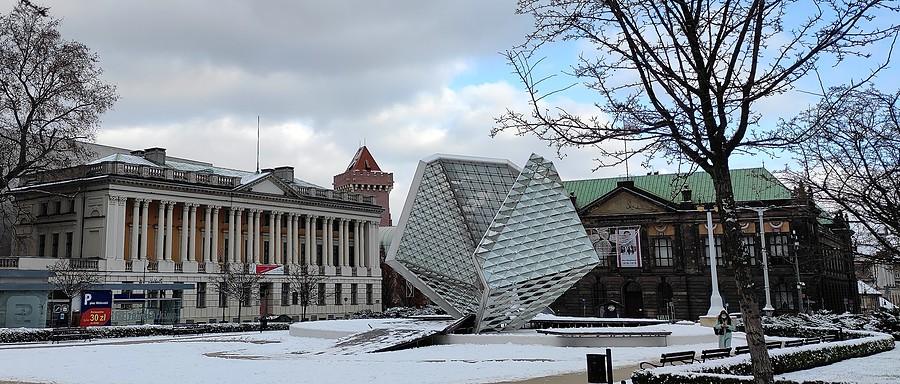 Plac Wolności - fontanna, Muzeum Narodowe, Biblioteka Raczyńskich oraz Zamek Przemysła