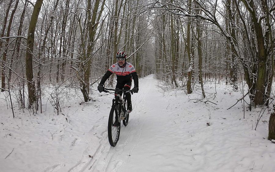 Pomykanie na MTB po świeżym śniegu daje frajdę