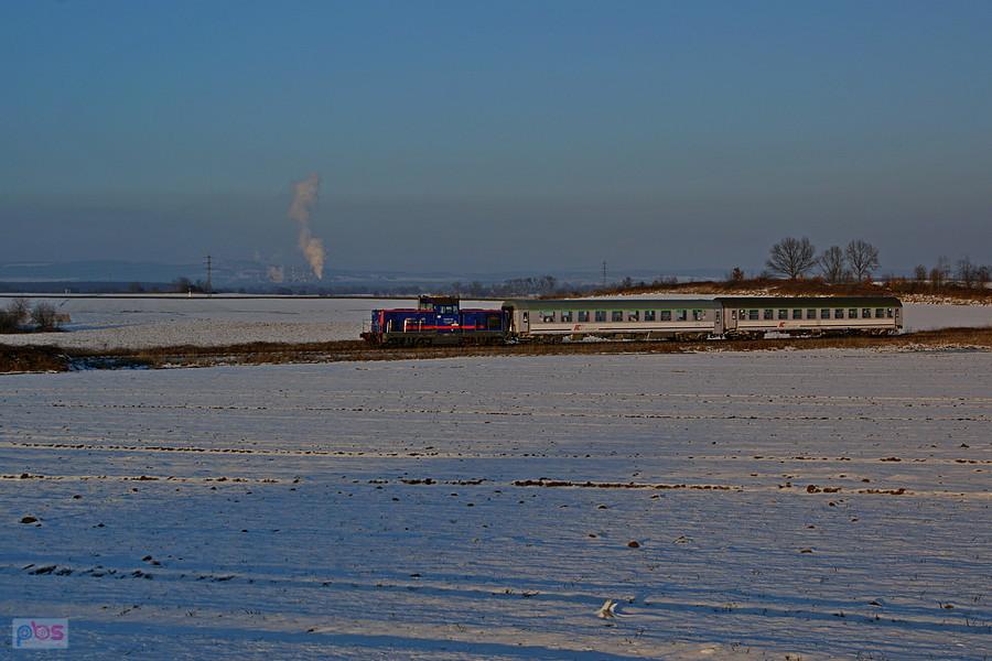 SU42-1004 z TLK Kormoran. W tle Góra Św. Anny oraz dymiące Zakłady Koksownicze w Zdzieszowicach.