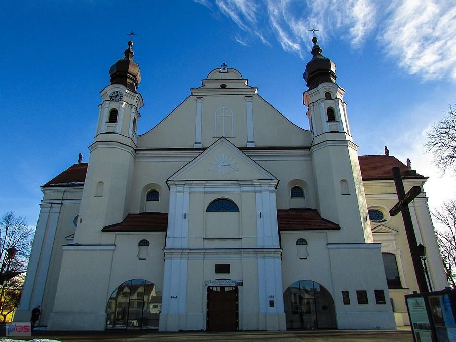 Fasada kolegiaty w Łasku