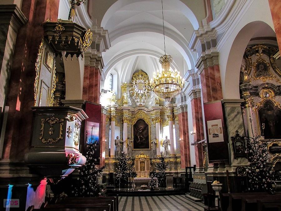 Wnętrze kolegiaty łaskiej