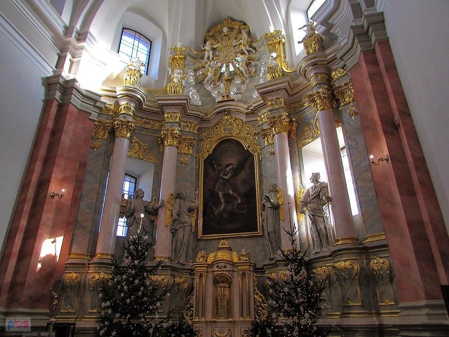 Ołtarz główny kolegiaty łaskiej z obrazem patrona świątyni św. Michałem Archaniołem