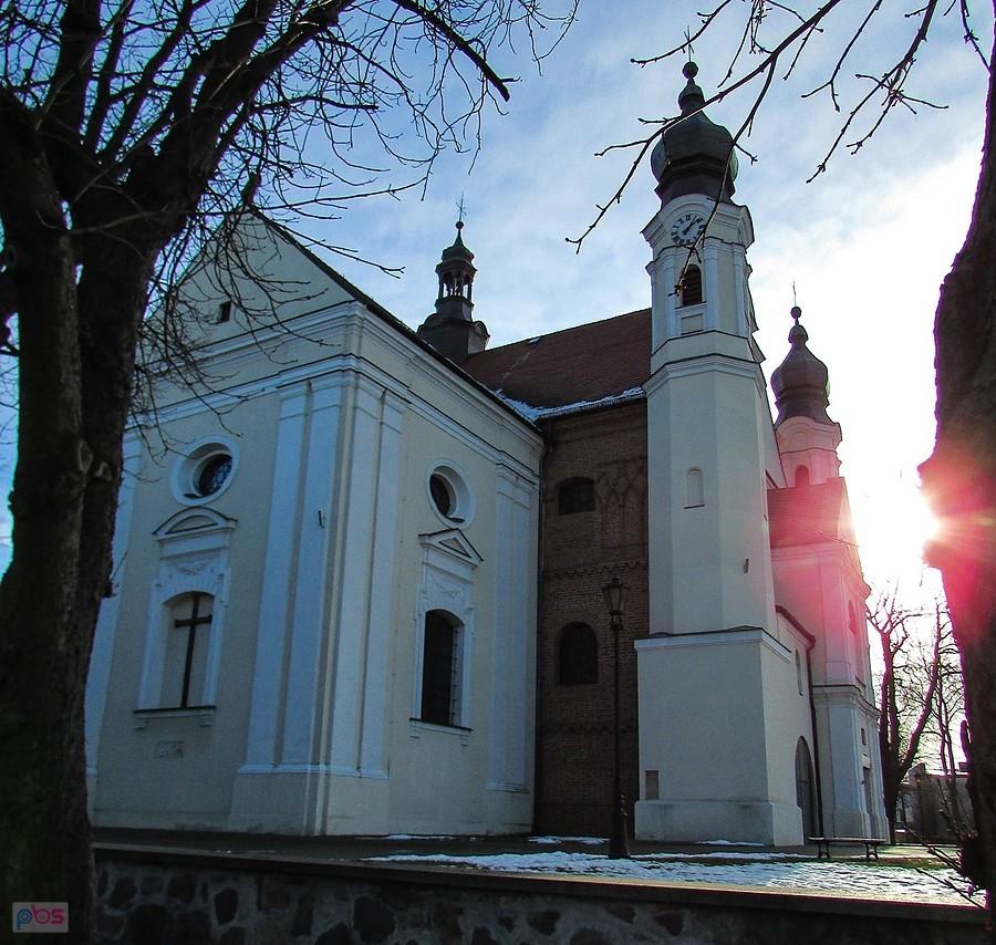 Łask - kolegiata od strony płn. z widoczną kaplicą św. Anny