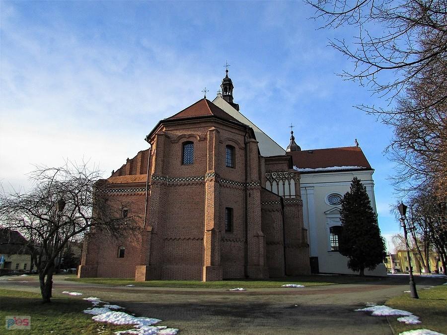 Kolegiata w Łasku sprawia wrażenie połączenia dwóch budowli, gotyckiej i barokowej
