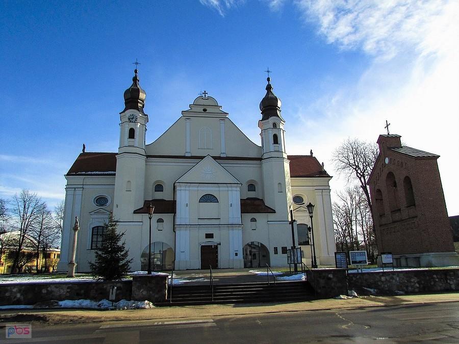 Ogólny widok kolegiaty w Łasku