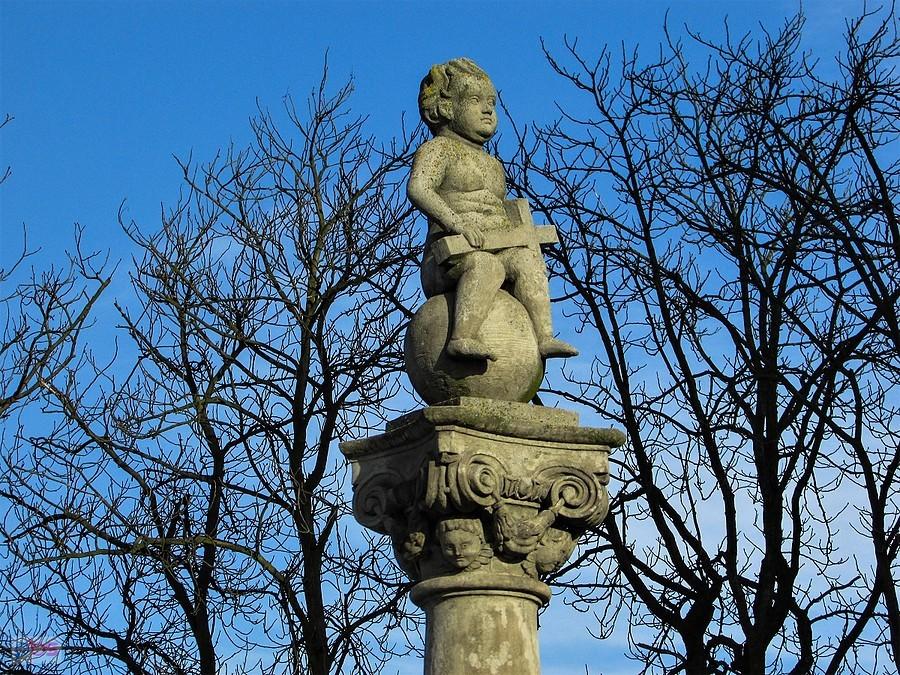 Kolumna z Jezuskiem przed kolegiatą w Łasku