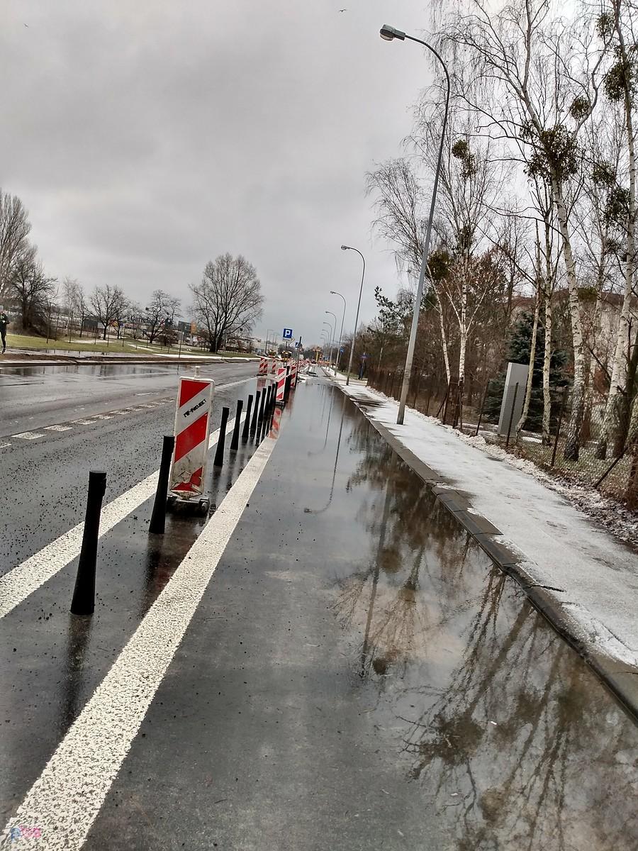 Partactwo. Wystarczyła chwilowa odwilż i już na nowej ddr powstała dłuuuuga kałuża