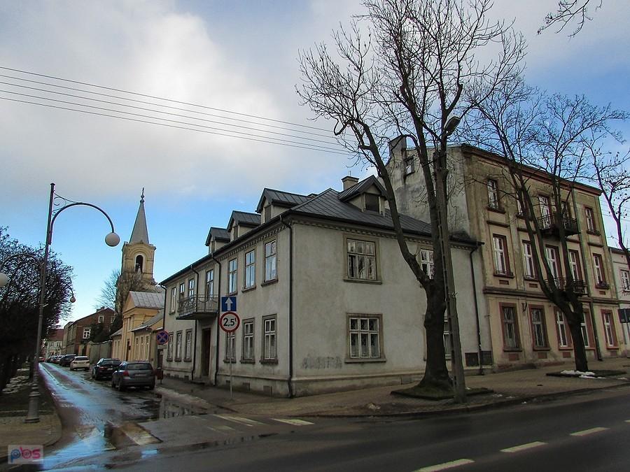 Zduńska Wola - w głębi wieża kościoła ewangelicko - augsburskiego
