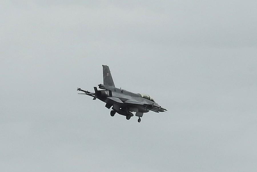 F-16 w trakcie zawracania