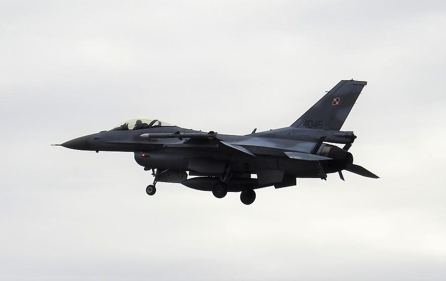 F-16 w pełnej krasie podczas lotu
