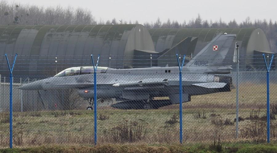 Wtaczanie się F-16 do hangaru, Poznań Krzesiny