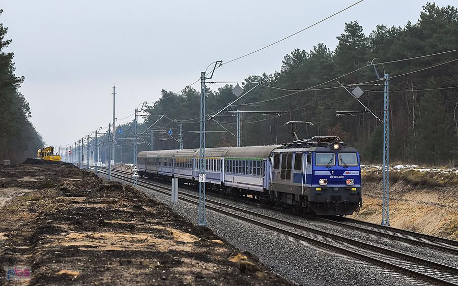 EP09-029 z poc. TLK 65100 "Kormoran" relacji: Polanica-Zdrój - Olsztyn Główny mija Żarki Letnisko, linia D29-1.