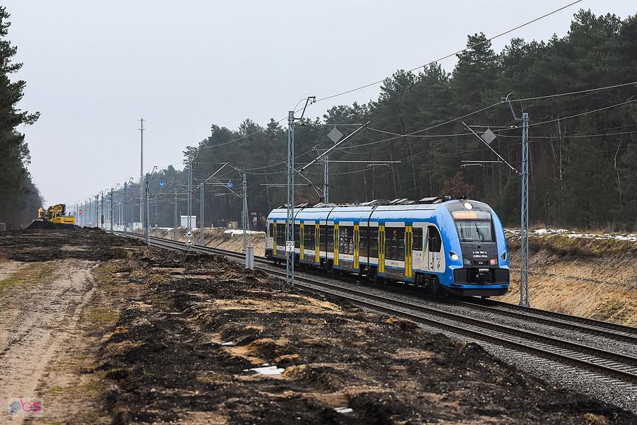 22WEd-002 jako KS 40130 "Biegański" (Katowice - Częstochowa) na szlaku: Myszków - Poraj mija miejscowość Żarki Letnisko.
