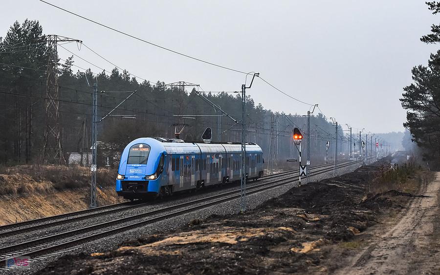 EN76-006 jako poc. KS 40673 (Częstochowa - Gliwice) zbliża się do po. Żarki Letnisko